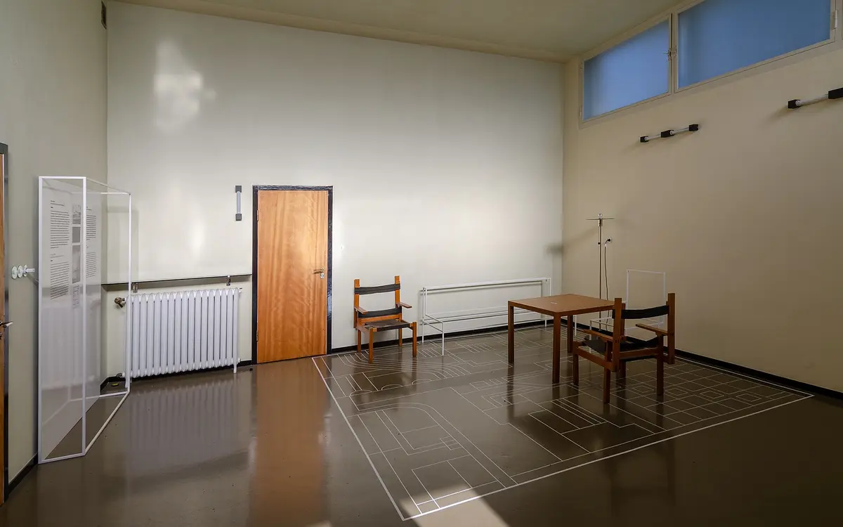 The interior of the Haus am Horn in Weimar, a bare room with simple furniture
