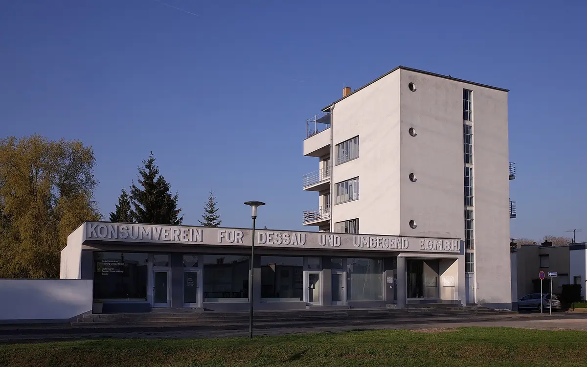 The Konsumgebäude, the consumer cooperative building, in the Dessau-Törten estate